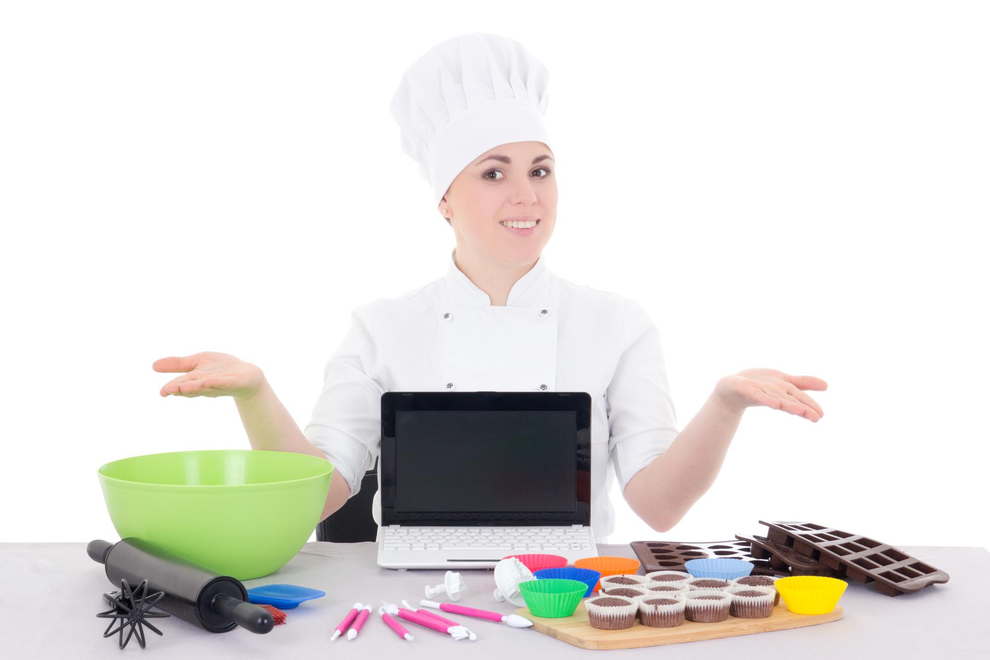 Chef che insegna online con laptop e ingredienti